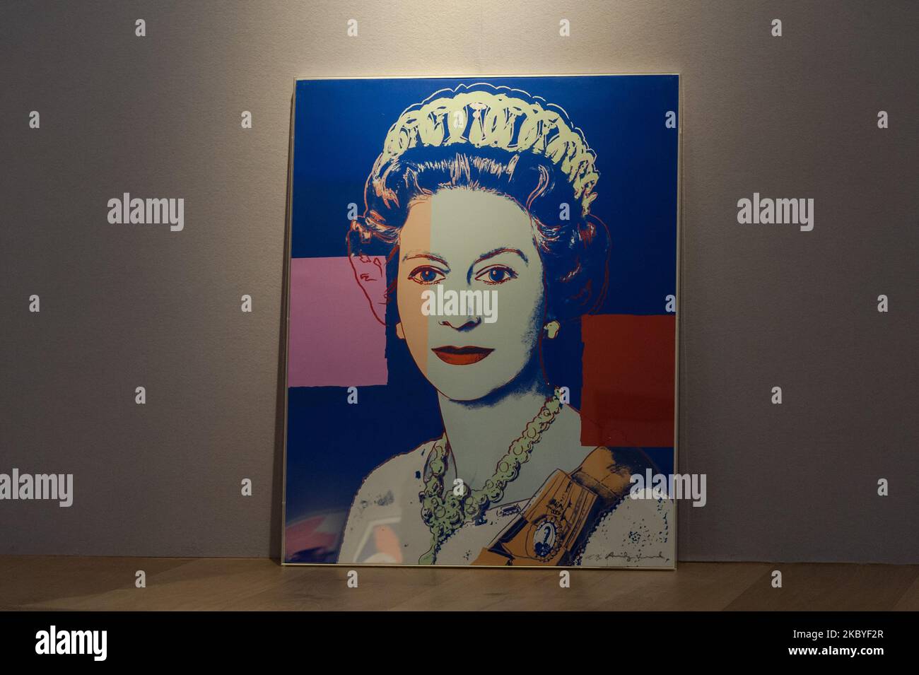 (NOTE DE LA RÉDACTION: Usage éditorial seulement) 'Queen Elizabeth II' de: Reigning Queens (Royal Edition) sérigraphie en couleurs avec de la poussière de diamant, 1985, par Andy Warhol (prix de vente estimé ?100 000-150 000) est affiché pendant un aperçu de presse de 'Prints & multiple: Vente en ligne de Modern to Pop chez Christie's on 09 septembre 2020 à Londres, en Angleterre. La vente, qui aura lieu du 10 au 22 septembre, présentera des reproductions classiques et modernes, y compris des œuvres d'icônes du 20th siècle telles que Henri Matisse, Pablo Picasso, Francis Bacon, David Hockney, Andy Warhol, Roy Lichtenstein et Keith Haring. (Photo par W Banque D'Images