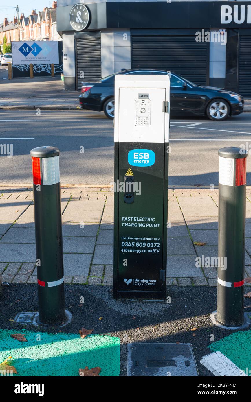 Point de recharge de véhicule électrique à Kings Heath, Birmingham, Royaume-Uni Banque D'Images