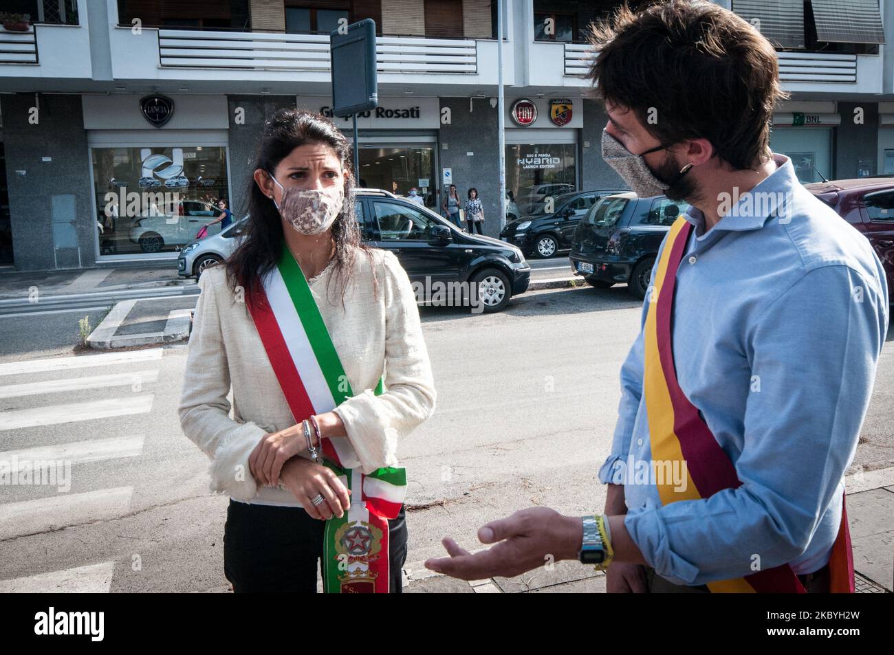 Le Maire de Rome Virginia Raggi avec le Président de l'Hôtel de ville de 8th Amedeo Ciaccheri, à l'occasion de l'anniversaire de la bataille de Montagnola sur 10 septembre 2020 à Rome, Italie. (Photo par Andrea Ronchini/NurPhoto) Banque D'Images