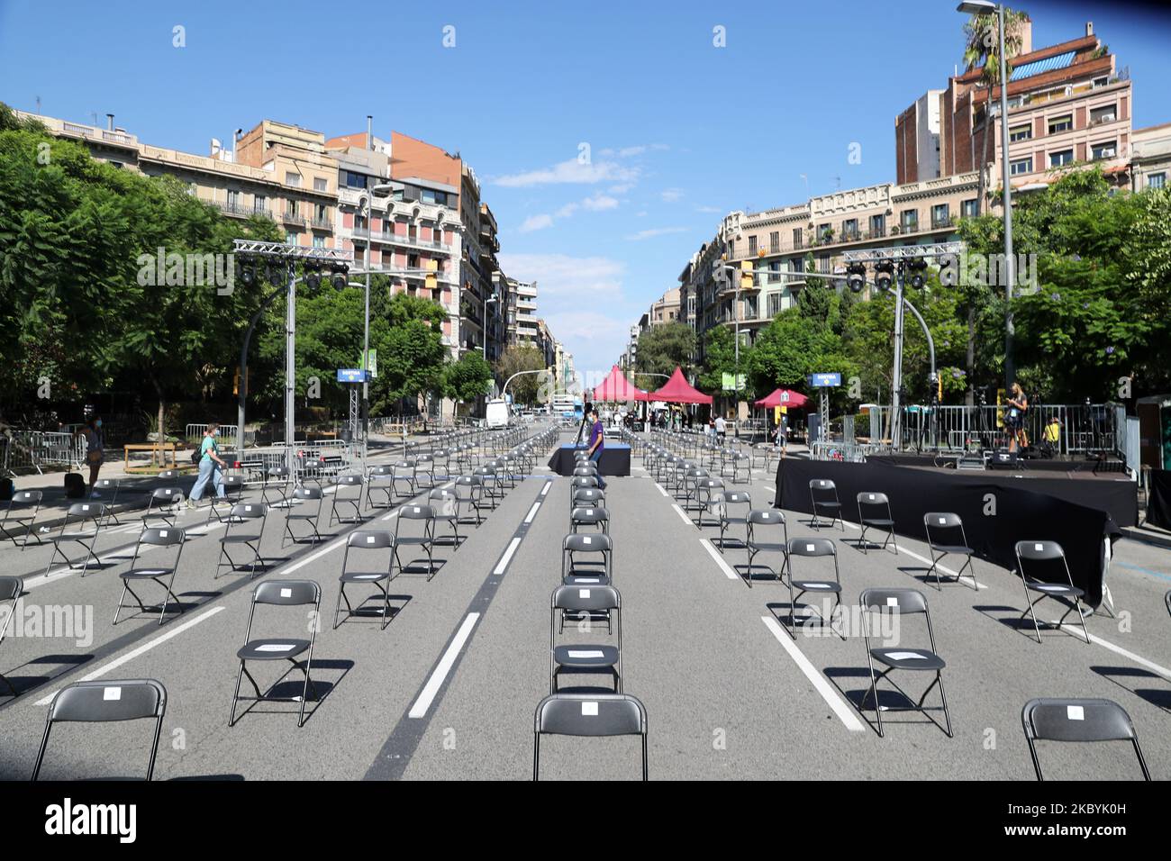 Des chaises représentant le nombre de procès contre les séparatistes sont placées devant l'Arc de Triomphe marquant la « diada », journée nationale de Catalogne, à Barcelone, Espagne sur 11 septembre 2020. (Photo de Joan Valls/Urbanandsport/NurPhoto) Banque D'Images
