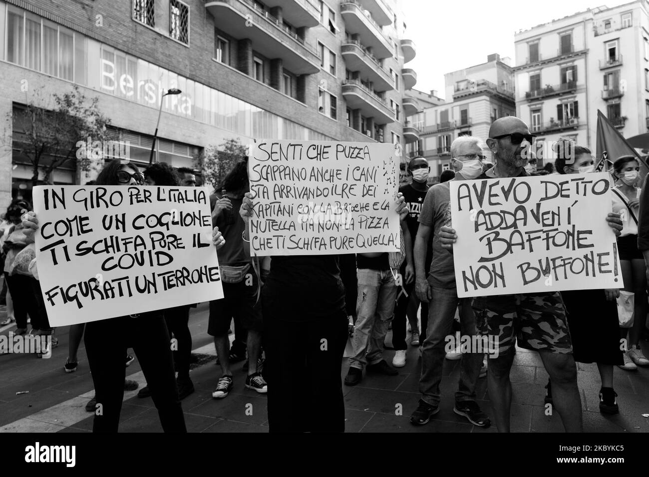 (NOTE DE LA RÉDACTION: L'image a été convertie en noir et blanc) les partisans de l'anti-ligue portant un masque protecteur contre la propagation du coronavirus COVID-19 assistent à un discours du chef du parti d'extrême-droite italien de la Ligue (Lega), Matteo Salvini, dans la course aux prochaines élections régionales de Naples, dans le sud de l'Italie, sur 11 septembre 2020. Photo par Paolo Manzo/NurPhoto) Banque D'Images