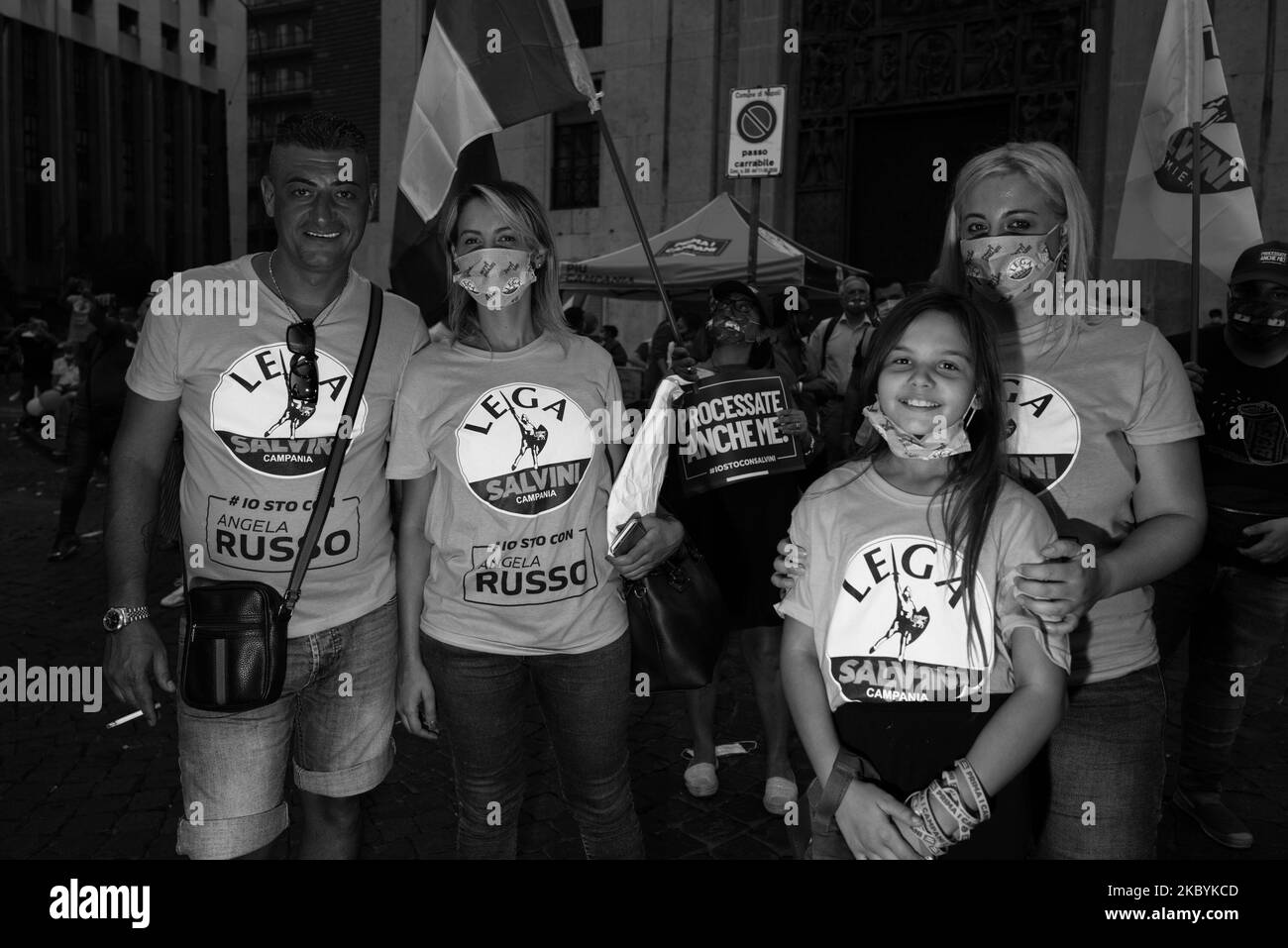 (NOTE DE LA RÉDACTION: L'image a été convertie en noir et blanc) des supporters portant un masque protecteur contre la propagation du coronavirus COVID-19 assistent à un discours du chef du parti d'extrême-droite de la Ligue (Lega) en Italie, Matteo Salvini, dans la course aux prochaines élections régionales à Naples, dans le sud de l'Italie, sur 11 septembre 2020. Photo par Paolo Manzo/NurPhoto) Banque D'Images (NOTE DE LA RÉDACTION: L'image a été convertie en noir et blanc) des supporters portant un masque protecteur contre la propagation du coronavirus COVID-19 assistent à un discours du chef du parti d'extrême-droite de la Ligue (Lega) en Italie, Matteo Salvini, dans la course aux prochaines élections régionales à Naples, dans le sud de l'Italie, sur 11 septembre 2020. Photo par Paolo Manzo/NurPhoto) Banque D'Images