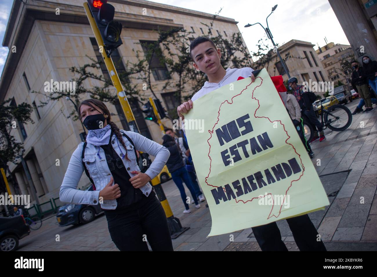 Les manifestants se rassemblent pour protester contre l'assassinat causé par les policiers de Javier Ordonez en septembre 8, les manifestations se sont multipliées par des affrontements entre policiers et manifestants. Le 11 2020 septembre, à Bogota, Colombie. Dans les dernières nouvelles, la nécropsie de Javier Ordonez a montré 9 fractures du crâne que lorsqu'il a été perpétré dans un poste de police après qu'il a été tassé avec un pistolet taser quelques instants avant sa mort. (Photo par Sebastian Barros/NurPhoto) Banque D'Images