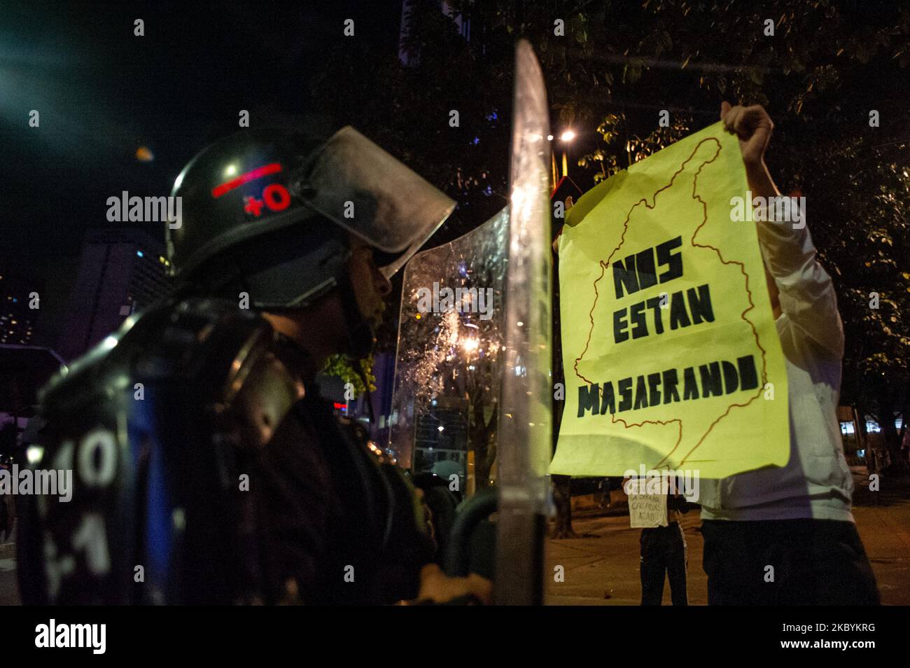 Les manifestants se rassemblent pour protester contre l'assassinat causé par les policiers de Javier Ordonez en septembre 8, les manifestations se sont multipliées par des affrontements entre policiers et manifestants. Le 11 2020 septembre, à Bogota, Colombie. Dans les dernières nouvelles, la nécropsie de Javier Ordonez a montré 9 fractures du crâne que lorsqu'il a été perpétré dans un poste de police après qu'il a été tassé avec un pistolet taser quelques instants avant sa mort. (Photo par Sebastian Barros/NurPhoto) Banque D'Images