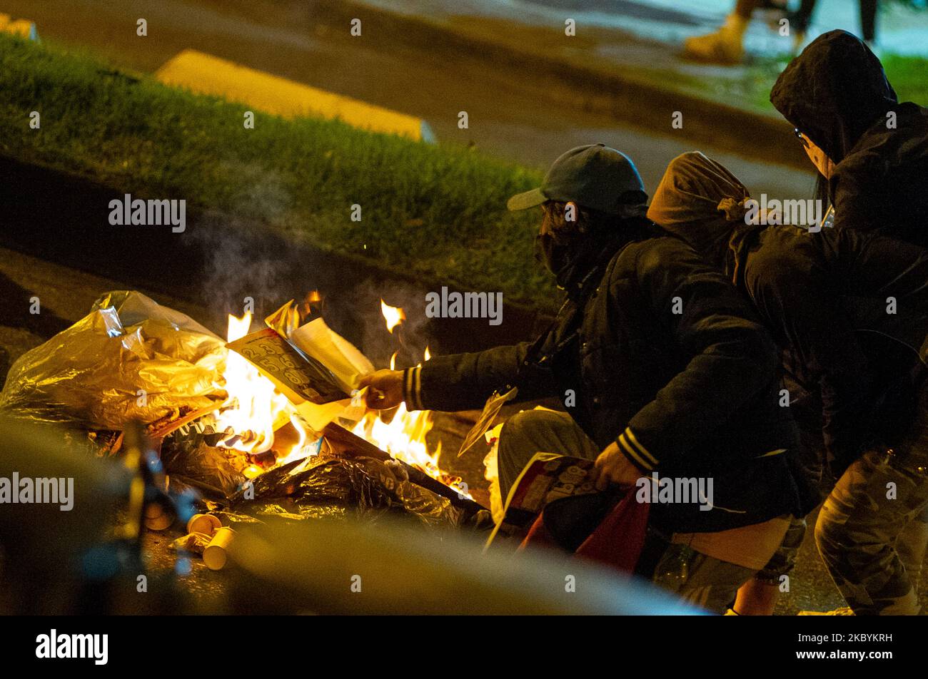 Les manifestants se rassemblent pour protester contre l'assassinat causé par les policiers de Javier Ordonez en septembre 8, les manifestations se sont multipliées par des affrontements entre policiers et manifestants. Le 11 2020 septembre, à Bogota, Colombie. Dans les dernières nouvelles, la nécropsie de Javier Ordonez a montré 9 fractures du crâne que lorsqu'il a été perpétré dans un poste de police après qu'il a été tassé avec un pistolet taser quelques instants avant sa mort. (Photo par Sebastian Barros/NurPhoto) Banque D'Images