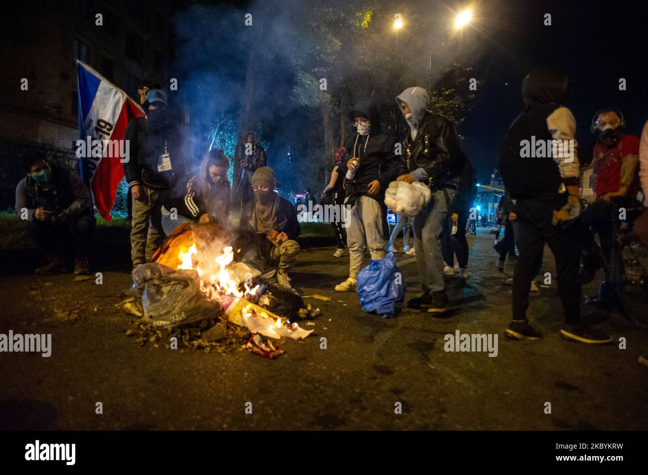 Les manifestants se rassemblent pour protester contre l'assassinat causé par les policiers de Javier Ordonez en septembre 8, les manifestations se sont multipliées par des affrontements entre policiers et manifestants. Le 11 2020 septembre, à Bogota, Colombie. Dans les dernières nouvelles, la nécropsie de Javier Ordonez a montré 9 fractures du crâne que lorsqu'il a été perpétré dans un poste de police après qu'il a été tassé avec un pistolet taser quelques instants avant sa mort. (Photo par Sebastian Barros/NurPhoto) Banque D'Images