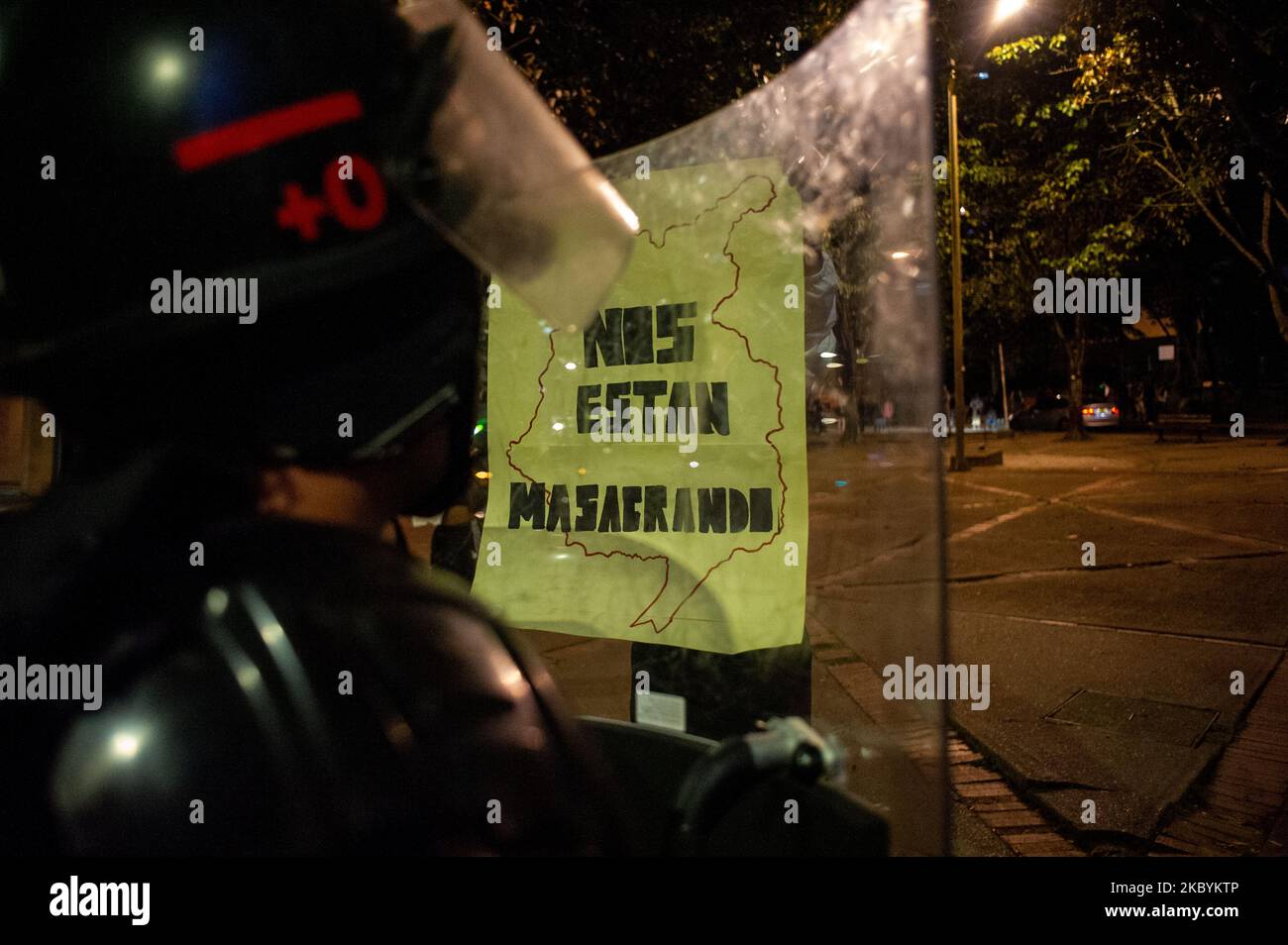 Les manifestants se rassemblent pour protester contre l'assassinat causé par les policiers de Javier Ordonez en septembre 8, les manifestations se sont multipliées par des affrontements entre policiers et manifestants. Le 11 2020 septembre, à Bogota, Colombie. Dans les dernières nouvelles, la nécropsie de Javier Ordonez a montré 9 fractures du crâne que lorsqu'il a été perpétré dans un poste de police après qu'il a été tassé avec un pistolet taser quelques instants avant sa mort. (Photo par Sebastian Barros/NurPhoto) Banque D'Images