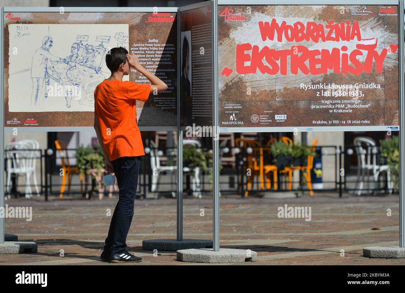 Un jeune homme regarde un ensemble de dessins politiques de Janusz Gniadek 'imagination de l'extrémiste' datant de 1980-1983 événements en Pologne. Trois expositions en plein air ont été ouvertes sur la place Szczepa?ski de Cracovie pour célébrer les 20 ans de l'Institut du souvenir national (IPN) de Cracovie. Les principaux domaines d'activité de l'IPN comprennent la recherche et la documentation des pertes subies par la nation polonaise à la suite de la Seconde Guerre mondiale et pendant la période totalitaire d'après-guerre. Samedi, 12 septembre 2020, à Cracovie, petite Pologne Voivodeship, Pologne. (Photo par Artur Widak/NurPhoto) Banque D'Images