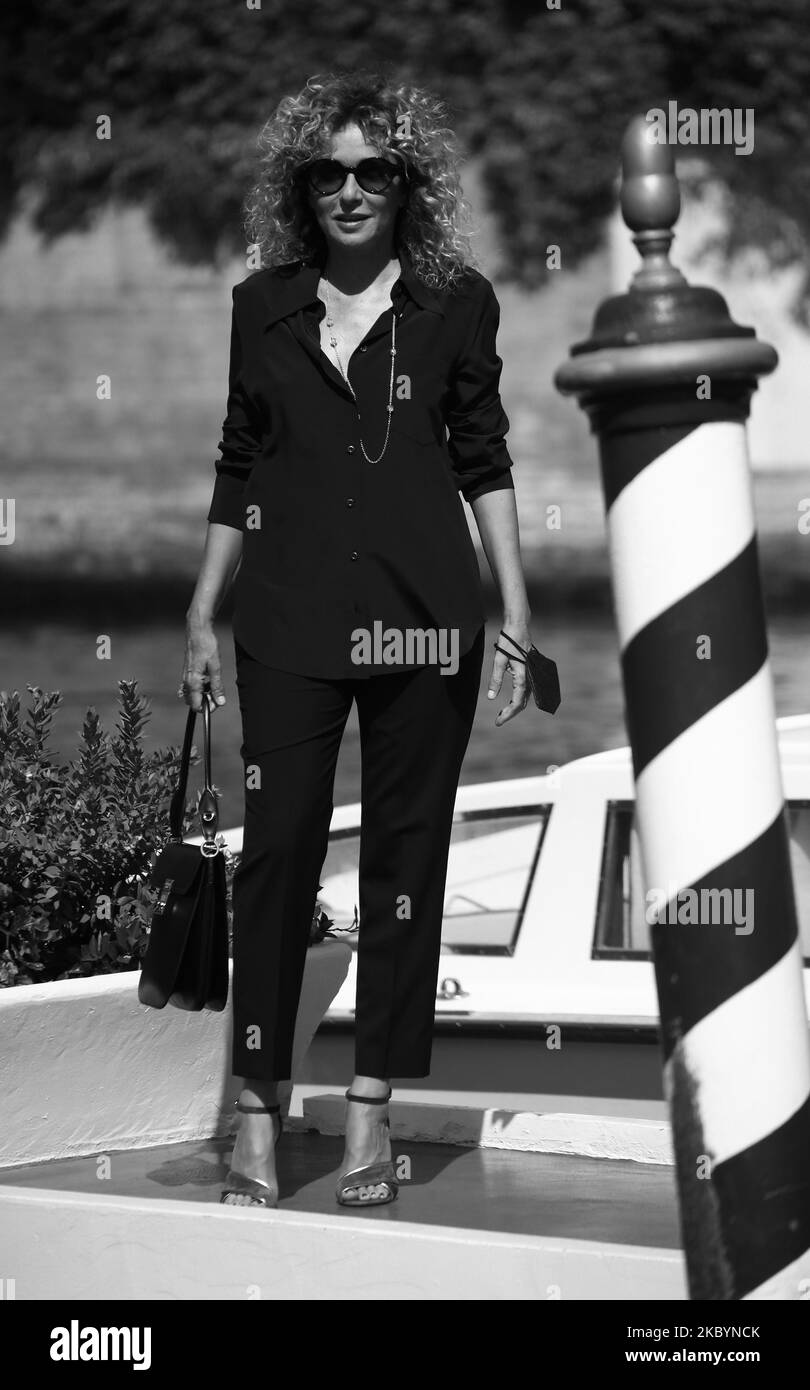 (NOTE DE LA RÉDACTION : l'image a été convertie en noir et blanc) Valeria Golino arrive à l'Excelsior lors du Festival du film de Venise de 77th sur 12 septembre 2020 à Venise, en Italie. (Photo de Matteo Chinellato/NurPhoto) Banque D'Images