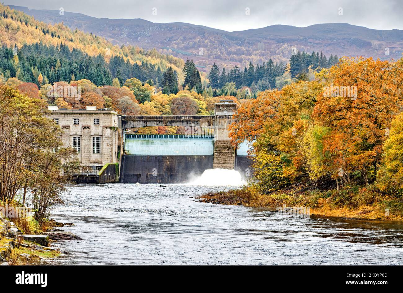 Pitlochry Perthshire Scotland le mur du barrage au-dessus de la rivière Tummel avec de nombreux arbres aux couleurs automnales Banque D'Images