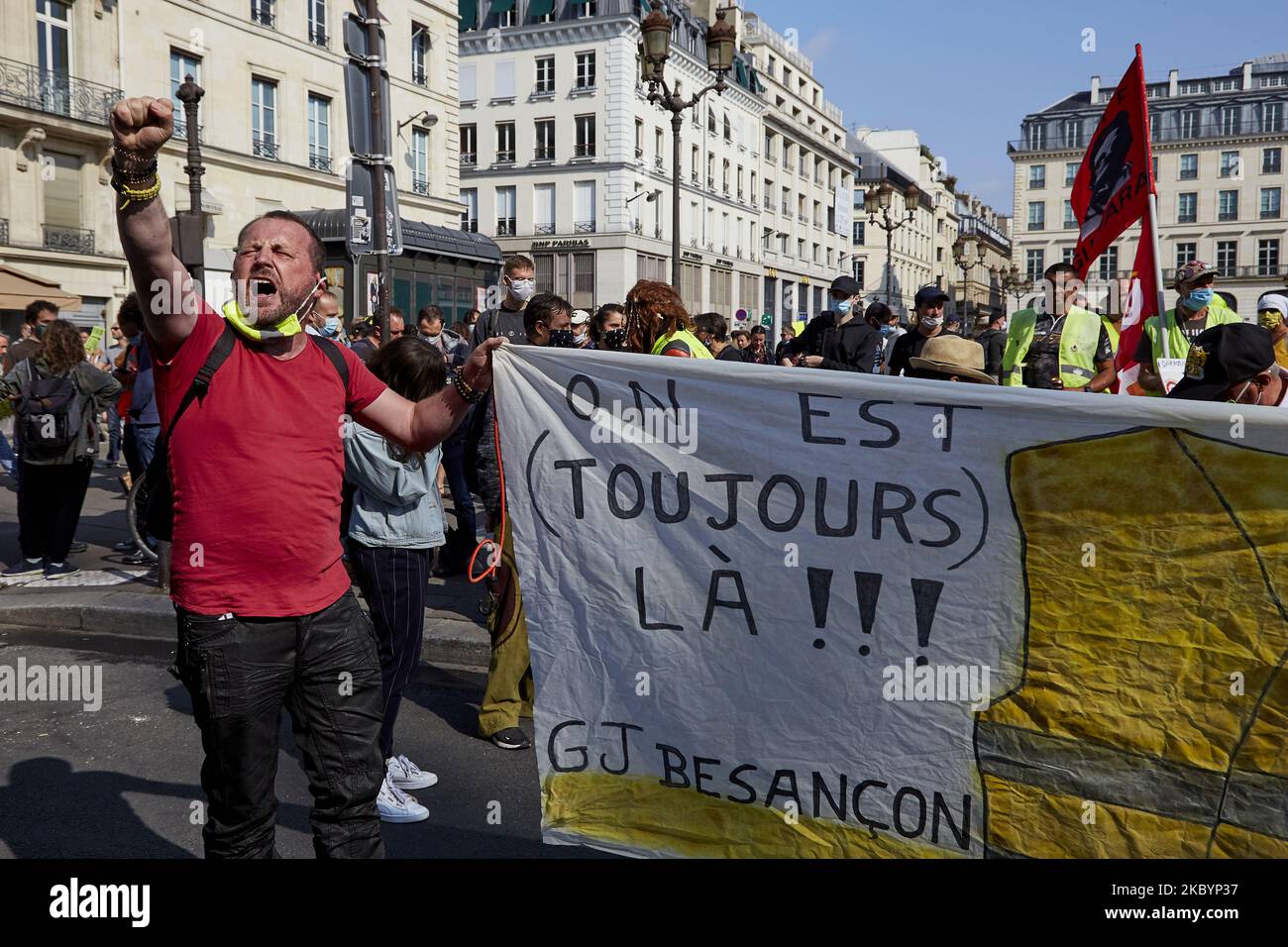 Les manifestants des gilets jaunes ( Gilets Jaunes ) se sont rassemblés sur place Wagram pour manifester contre le gouvernement français, à Paris, en France à propos de 12 septembre 2020 des affrontements ont éclaté avec la police pendant la manifestation et plus de 200 personnes ont été saisies par la police. (Photo par Adnan Farzat/NurPhoto) Banque D'Images