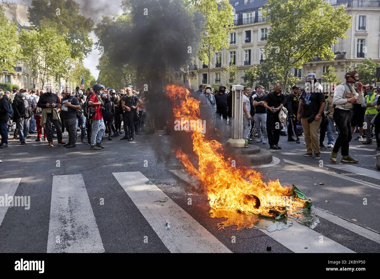 Les manifestants des gilets jaunes ( Gilets Jaunes ) se sont rassemblés sur place Wagram pour manifester contre le gouvernement français à Paris, en France, sur 12 septembre 2020 . Des affrontements ont éclaté avec la police au cours de la manifestation et plus de 200 personnes ont été saisies par la police (photo d'Adnan Farzat/NurPhoto) Banque D'Images