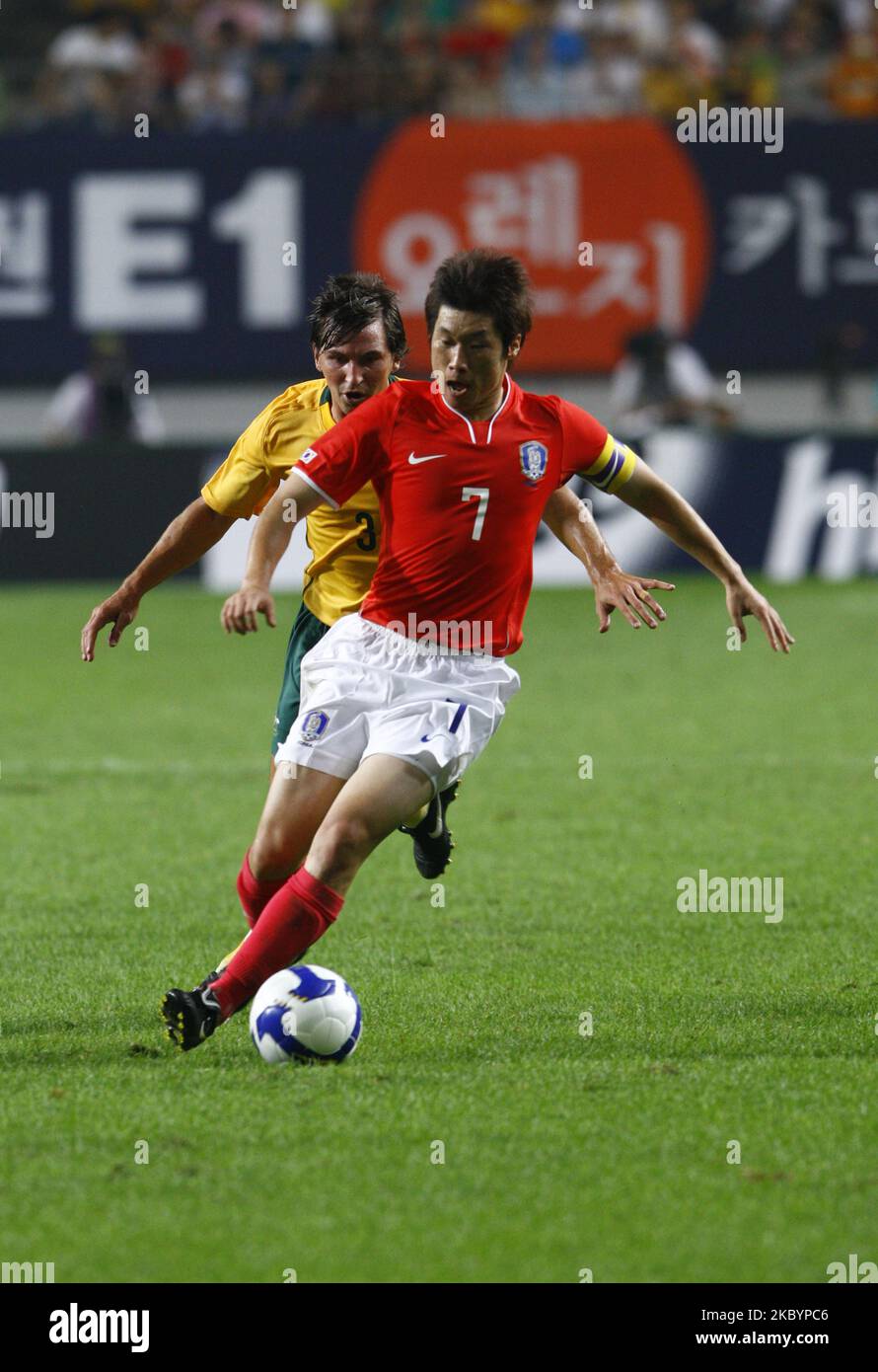 Shane Stefanutto, de l'Australie, et Park Ji-Sung, de la Corée du Sud, se disputent le ballon lors du match international amical entre la Corée du Sud et les Socceroos australiens au stade de la coupe du monde de Séoul sur 5 septembre 2009, à Séoul, en Corée du Sud. (Photo de Seung-il Ryu/NurPhoto) Banque D'Images