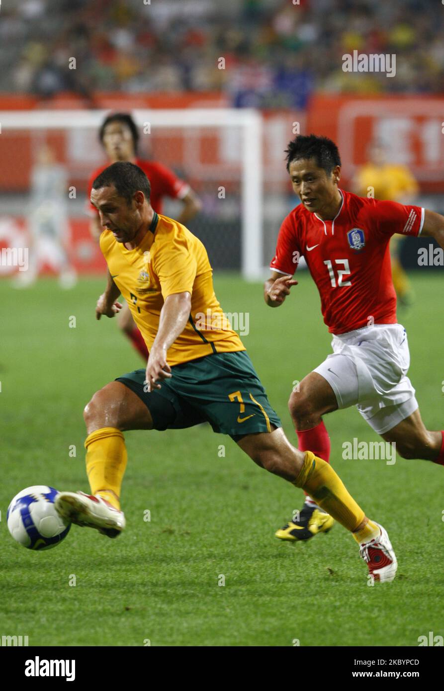 Scott McDonald d'Australie et Lee Young-Pyo de Corée du Sud se disputent le bal lors du match international amical entre la Corée du Sud et les Socceroos australiens au stade de la coupe du monde de Séoul sur 5 septembre 2009 à Séoul, en Corée du Sud. (Photo de Seung-il Ryu/NurPhoto) Banque D'Images