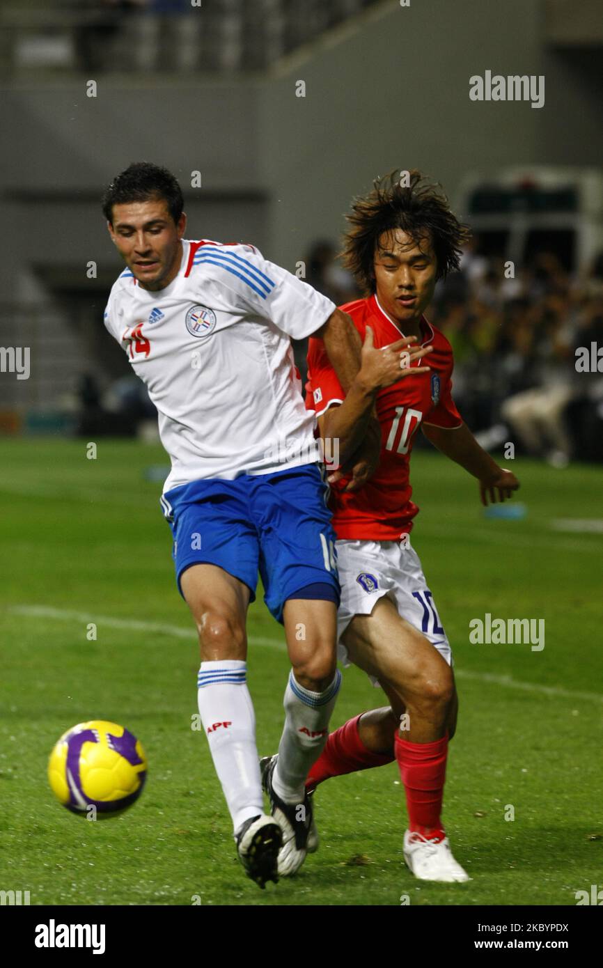 Park Chu-Young(l), Corée du Sud, et Antolin Alcaraz, Paraguay, concourent pour le ballon lors du match international amical entre la Corée du Sud et le Paraguay au stade de coupe du monde de Séoul sur 12 août 2009 à Séoul, Corée du Sud. (Photo de Seung-il Ryu/NurPhoto) Banque D'Images