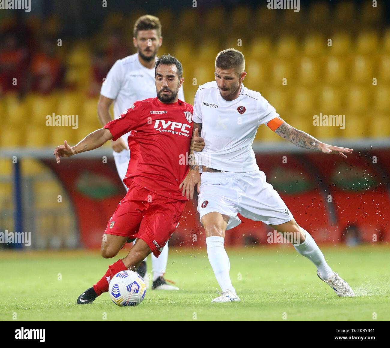 Marco Sau de SC Benevento et Giuseppe Loiacono de SC Reggina pendant le match de football amical SC Benevento / SC Reggina au stade Vigorito à Benevento, Italie sur 12 septembre 2020 (photo de Matteo Ciambelli/NurPhoto) Banque D'Images