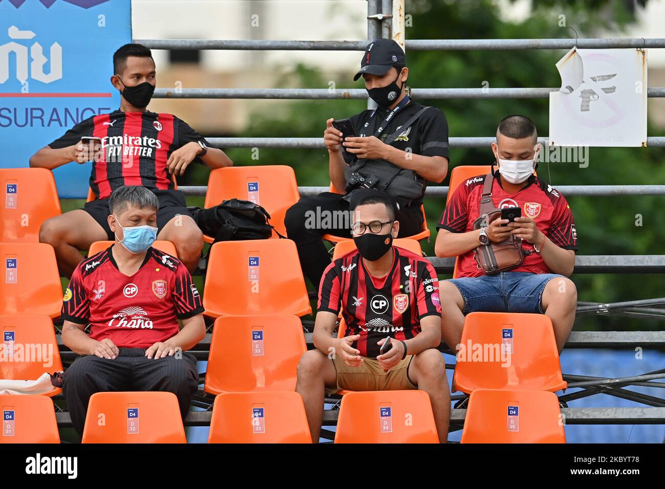 Les fans de police Tero FC portant un masque de visage assis dans la social distance préventive mesure pendant la compétition thaïlandaise ligue 2020 entre Port FC et police Tero FC au stade Pat sur 13 septembre 2020 à Bangkok, Thaïlande. (Photo de Vachira Vachira/NurPhoto) Banque D'Images