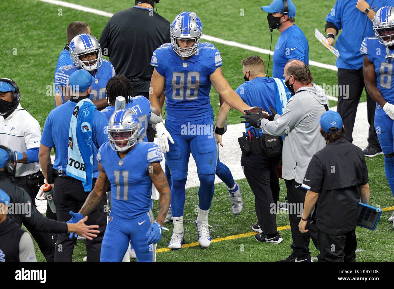 Detroit Lions Tight End T.J. Hockenson (88) est félicité par ses coéquipiers après avoir obtenu un toucher de balle lors de la deuxième partie d'un match de football de la NFL contre les Chicago Bears à Detroit, Michigan, États-Unis, le jeudi, 13 septembre 2020 (photo de Jorge Lemus/NurPhoto) Banque D'Images Detroit Lions Tight End T.J. Hockenson (88) est félicité par ses coéquipiers après avoir obtenu un toucher de balle lors de la deuxième partie d'un match de football de la NFL contre les Chicago Bears à Detroit, Michigan, États-Unis, le jeudi, 13 septembre 2020 (photo de Jorge Lemus/NurPhoto) Banque D'Images