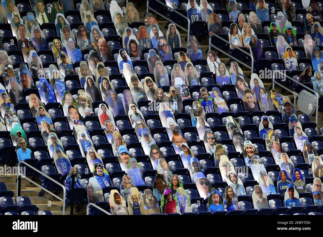 Des découpes de carton sont visibles dans les sièges près de la zone d'arrivée en l'absence de fans en raison de la COVID-19 pendant la première moitié d'un match de football de la NFL contre les Chicago Bears à Detroit, Michigan, États-Unis, le dimanche, 13 septembre 2020. (Photo par Amy Lemus/NurPhoto) Banque D'Images