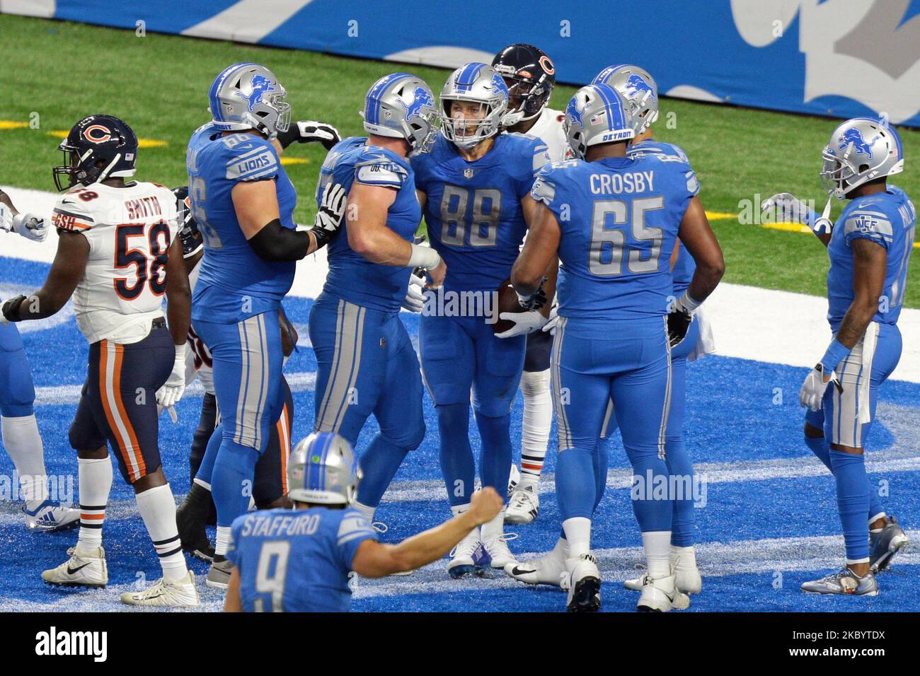 Detroit Lions Tight End T.J. Hockenson (88) est félicité par ses coéquipiers après avoir obtenu un toucher de balle lors de la deuxième partie d'un match de football de la NFL contre les Chicago Bears à Detroit, Michigan, États-Unis, le jeudi, 13 septembre 2020 (photo de Jorge Lemus/NurPhoto) Banque D'Images Detroit Lions Tight End T.J. Hockenson (88) est félicité par ses coéquipiers après avoir obtenu un toucher de balle lors de la deuxième partie d'un match de football de la NFL contre les Chicago Bears à Detroit, Michigan, États-Unis, le jeudi, 13 septembre 2020 (photo de Jorge Lemus/NurPhoto) Banque D'Images