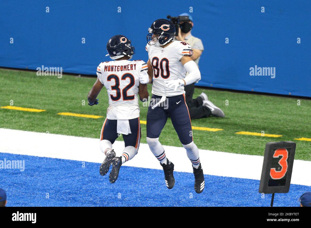 Chicago Bears Tight End Jimmy Graham (80) fête avec le retour de David Montgomery (32) après avoir eu un match contre les Lions de Detroit pendant la deuxième moitié d'un match de football de la NFL à Detroit, Michigan, États-Unis, le jeudi, 13 septembre 2020 (photo de Jorge Lemus/NurPhoto) Banque D'Images Chicago Bears Tight End Jimmy Graham (80) fête avec le retour de David Montgomery (32) après avoir eu un match contre les Lions de Detroit pendant la deuxième moitié d'un match de football de la NFL à Detroit, Michigan, États-Unis, le jeudi, 13 septembre 2020 (photo de Jorge Lemus/NurPhoto) Banque D'Images