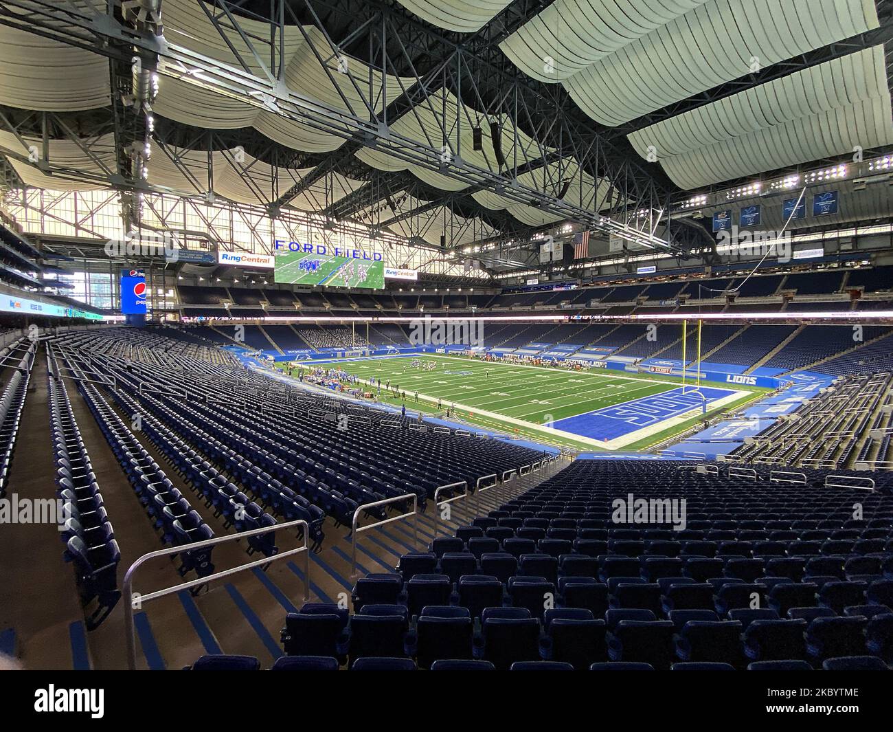 Les Lions de Detroit et les ours de Chicago commencent à jouer sur le terrain dans un stade sans spectateurs grâce à la COVID-19 au début de la deuxième partie d'un match de football de la NFL à Detroit, Michigan, États-Unis, jeudi, 8 août 2019. (Photo par Amy Lemus/NurPhoto) Banque D'Images