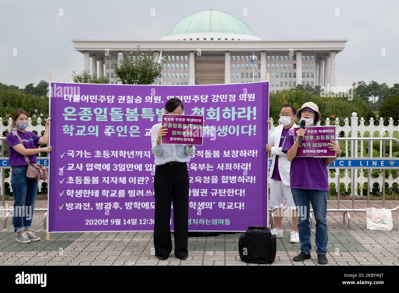 HANA Jang(à droite), ancien membre de l'Assemblée nationale et membres du groupe des citoyens, des mères politisée tient une conférence de presse devant l'Assemblée nationale yéouido contre le projet de loi spécial sur le soutien au fonctionnement du système de soins toute la journée sur l'14 septembre 2020 à Séoul, en Corée du Sud. (Photo de Chris Jung/NurPhoto) Banque D'Images