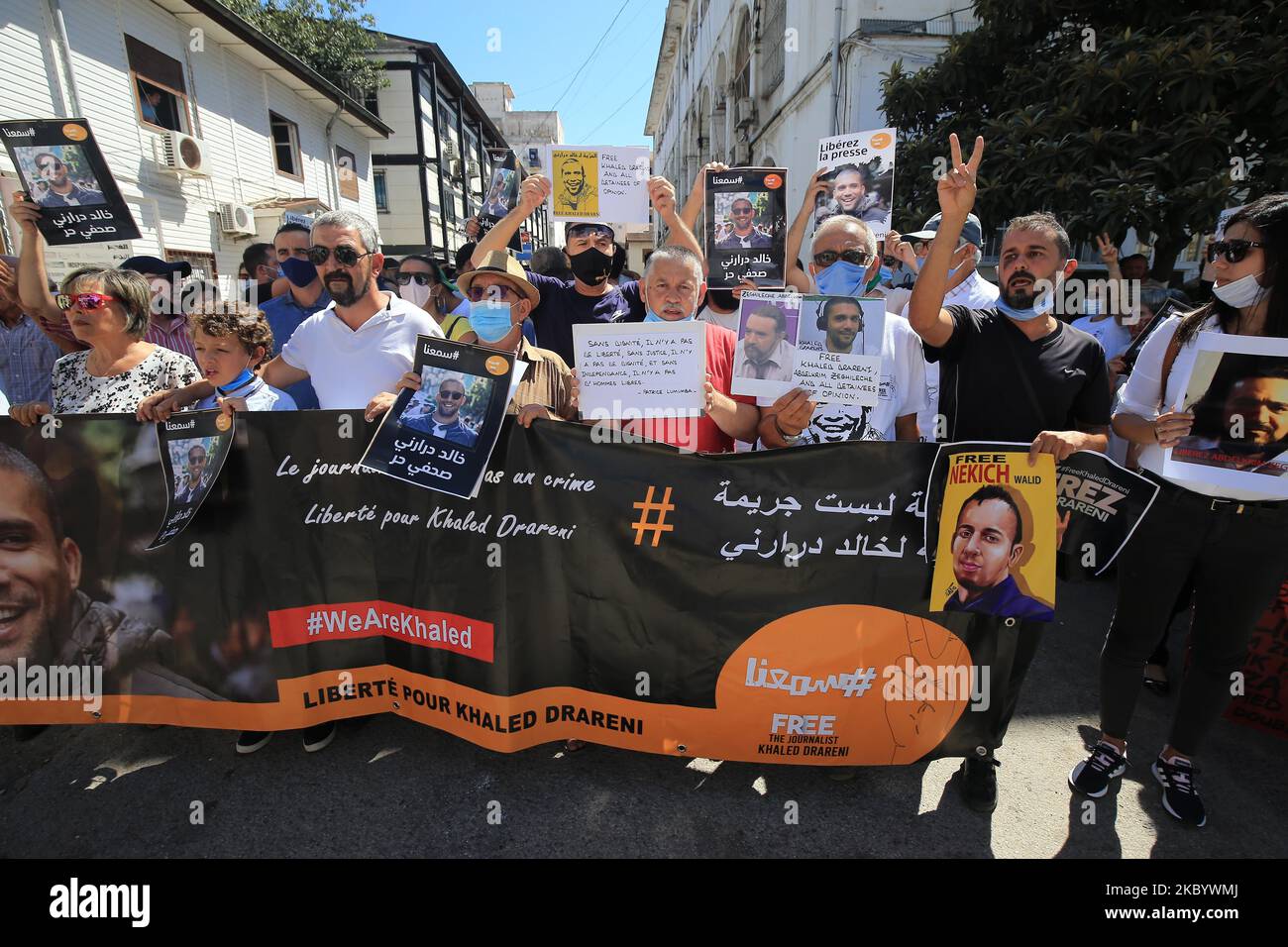 Les Algériens tiennent une bannière portant le portrait du journaliste Khaled Drareni lors d'un rassemblement pour protester contre son emprisonnement dans la capitale Alger sur 14 septembre 2020. Drareni, 40 ans, rédacteur en chef du site de presse de Casbah Tribune et correspondant de la chaîne française TV5 monde, a été condamné en août à trois ans de prison pour "incitation à un rassemblement non armé" et "mise en danger de l'unité nationale" après avoir couvert des manifestations du mouvement de protestation Hirak. (Photo de Billal Bensalem/NurPhoto) Banque D'Images