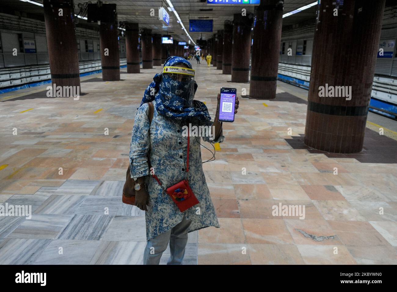 Une dame passager montrant son e-Pass pour le métro Kolkata.les services ferroviaires de Kolkata Metro reprennent en vertu du protocole de la quatrième phase de déverrouillage de l'Inde, après avoir été fermé pendant presque plus de 6 mois en raison de l'écluse due à l'épidémie de COVID-19. Des protocoles stricts ont été mis à jour pendant l'opération. (Photo par Debarchan Chatterjee/NurPhoto) Banque D'Images