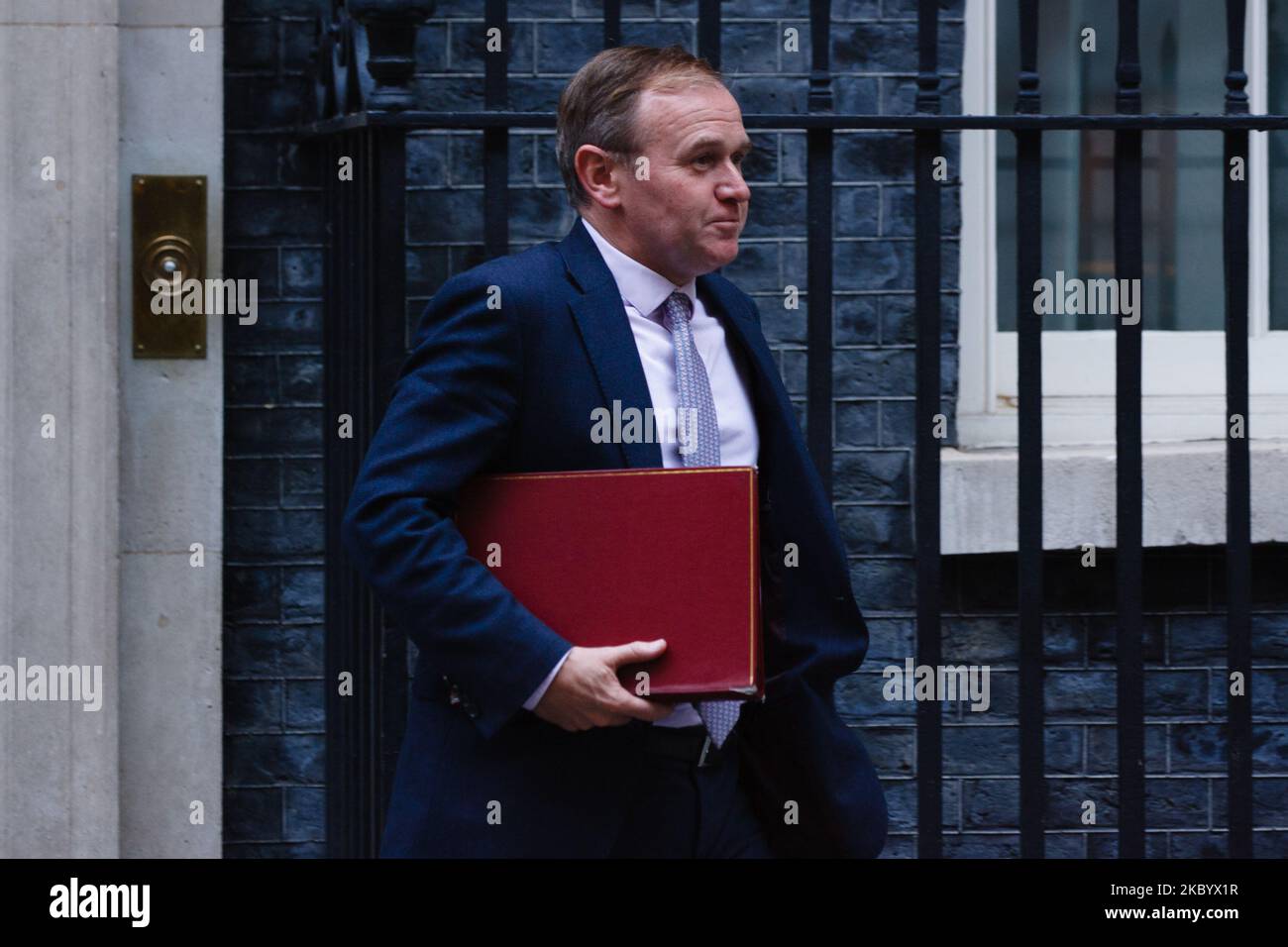 Le secrétaire d'État à l'Environnement, à l'alimentation et aux Affaires rurales, George Ejustice, quitte le 10 Downing Street à Londres, en Angleterre, sur 14 septembre 2020. (Photo de David Cliff/NurPhoto) Banque D'Images