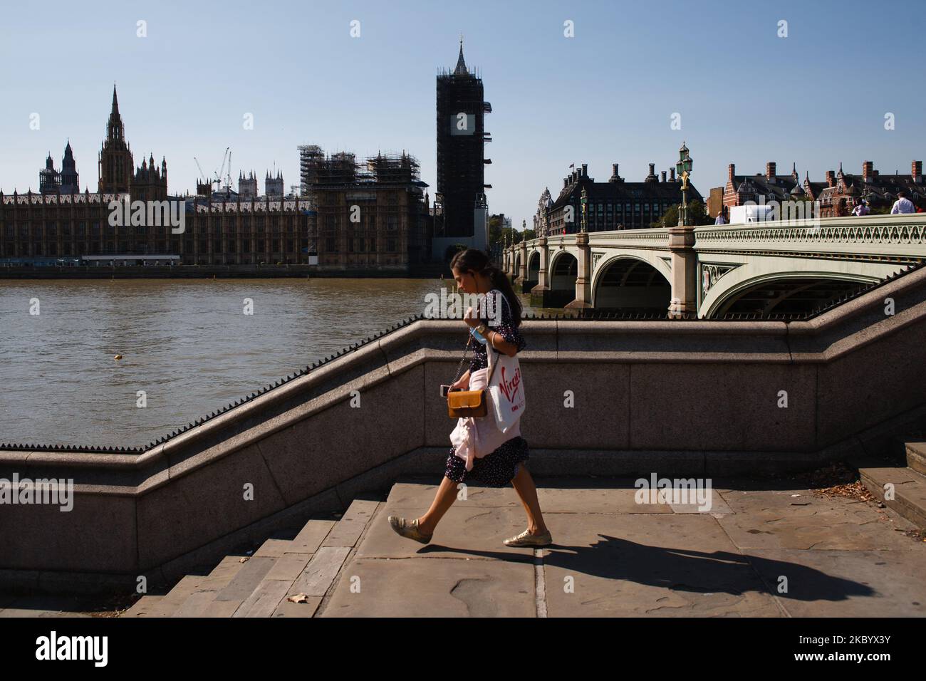 Une femme descend sur les marches du côté sud du pont de Westminster, en face du Parlement à Londres, en Angleterre, sur 14 septembre 2020. (Photo de David Cliff/NurPhoto) Banque D'Images
