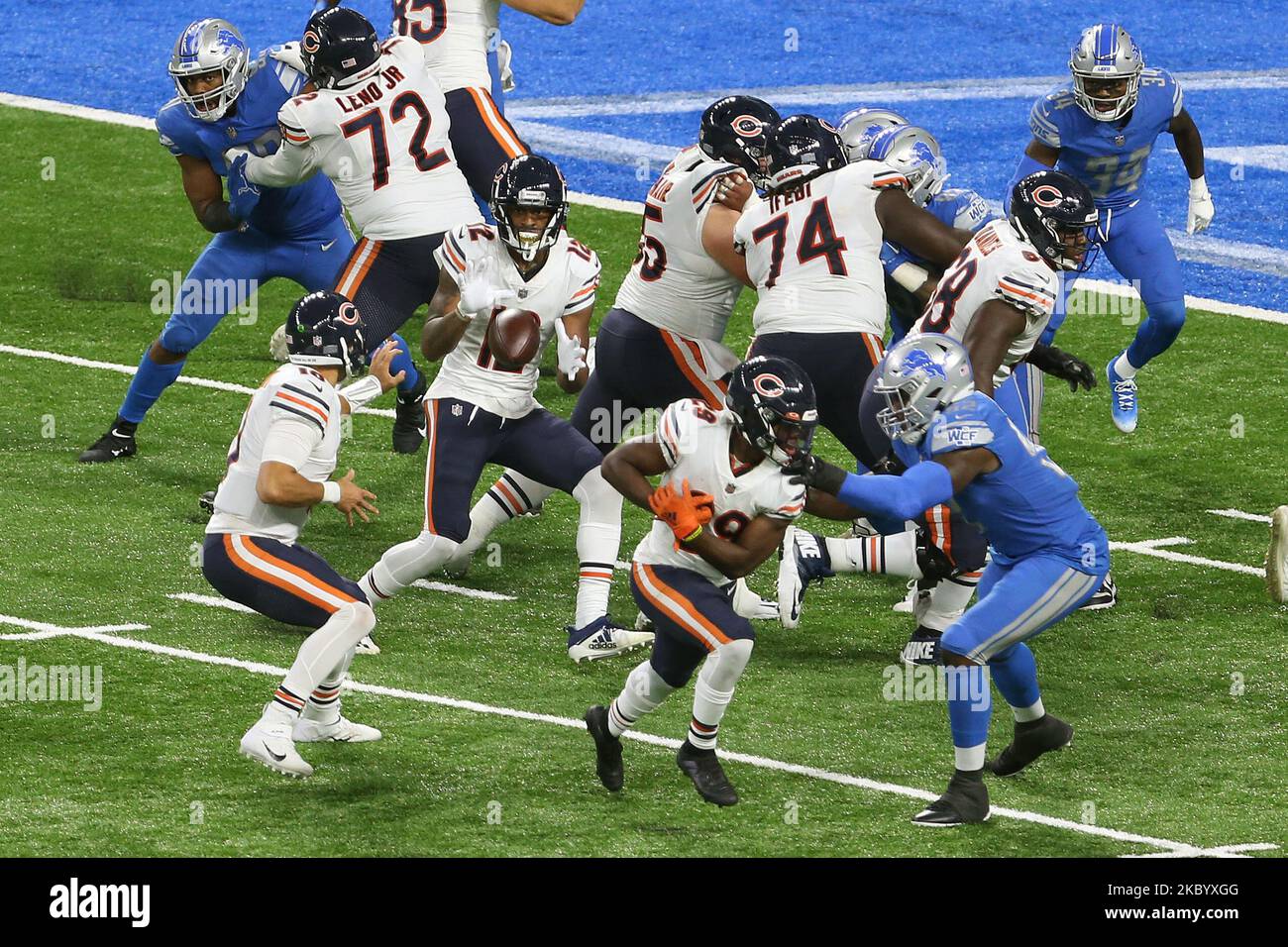 Le grand receveur des ours de Chicago, Allen Robinson (12), capture le col du quarterback des ours de Chicago, Mitchell Trubisky (10), lors de la deuxième partie d'un match de football de la NFL contre les Lions de Detroit, dans le Michigan, aux États-Unis, dimanche, 13 septembre 2020. (Photo par Amy Lemus/NurPhoto) Banque D'Images