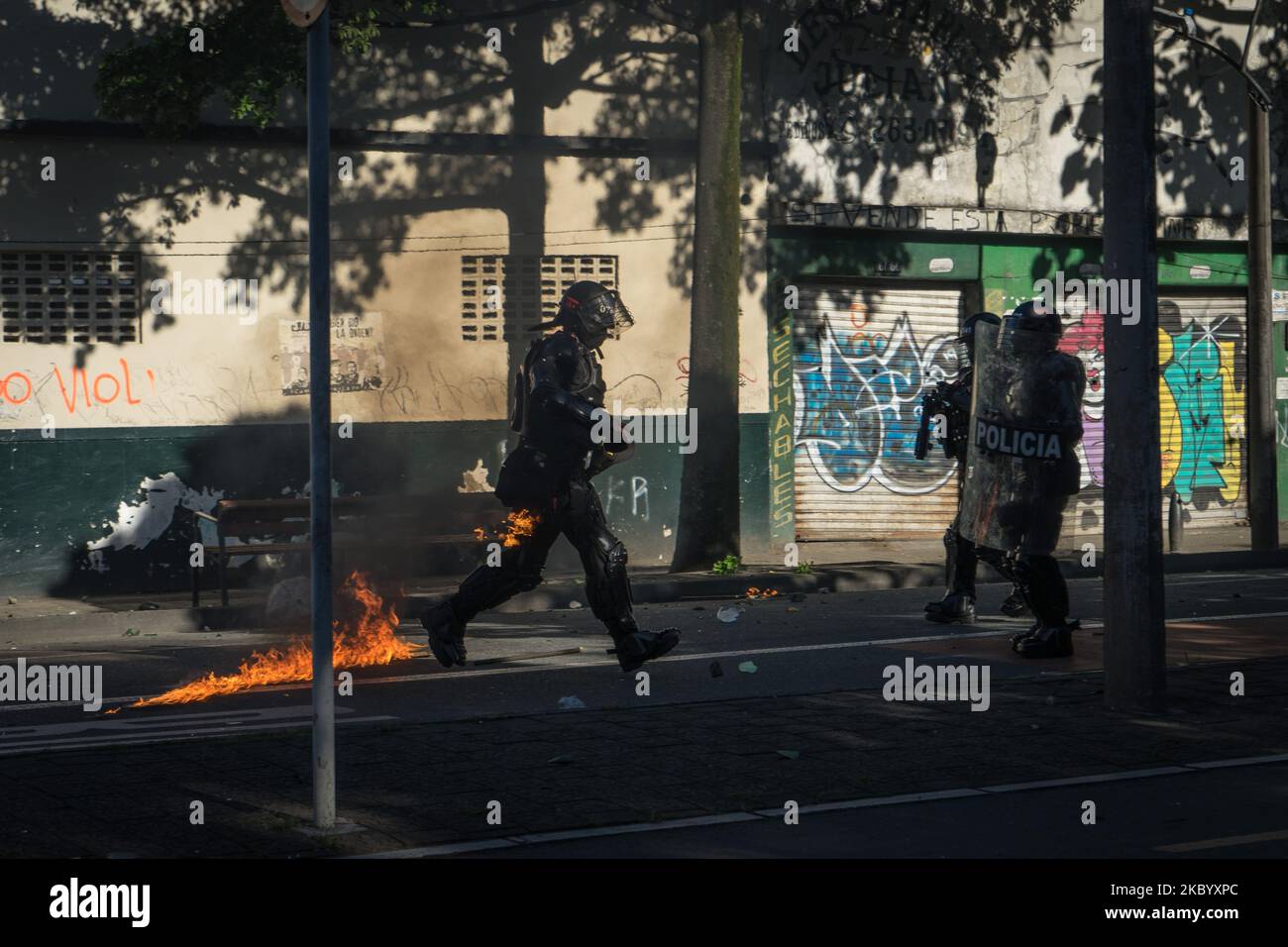 Des gens se sont mis en collision avec la police anti-émeute lors d'une manifestation contre les violences de la police, à Medellin, en Colombie, sur 11 septembre 2020. (Photo de Santiago Botero/NurPhoto) Banque D'Images