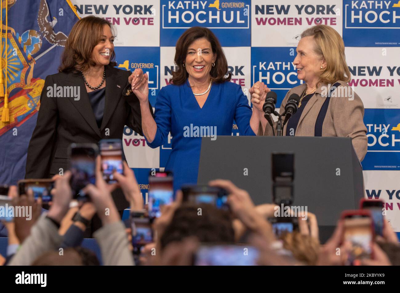 New York, États-Unis, 03/11/2022, (G-D) Vice-présidente Kamala Harris, la gouverneure de New York Kathy Hochul et l'ancienne secrétaire Hillary Rodham Clinton se tiennent sur scène lors d'un rassemblement des femmes de New York "sortez le vote" au Barnard College de New York. Le vice-président Kamala Harris et la secrétaire Hillary Rodham Clinton se sont joints à Gov. Kathy Hochul et le procureur général Letitia James pendant leur campagne lors d’un rassemblement de femmes GOTV à New York avec les élections de mi-mandat dans un délai d’une semaine. Hochul détient une faible avance dans les sondages contre le candidat républicain, Lee Zeldin. AG James est préféré pour battre le candidat républicain à l'ATT Banque D'Images