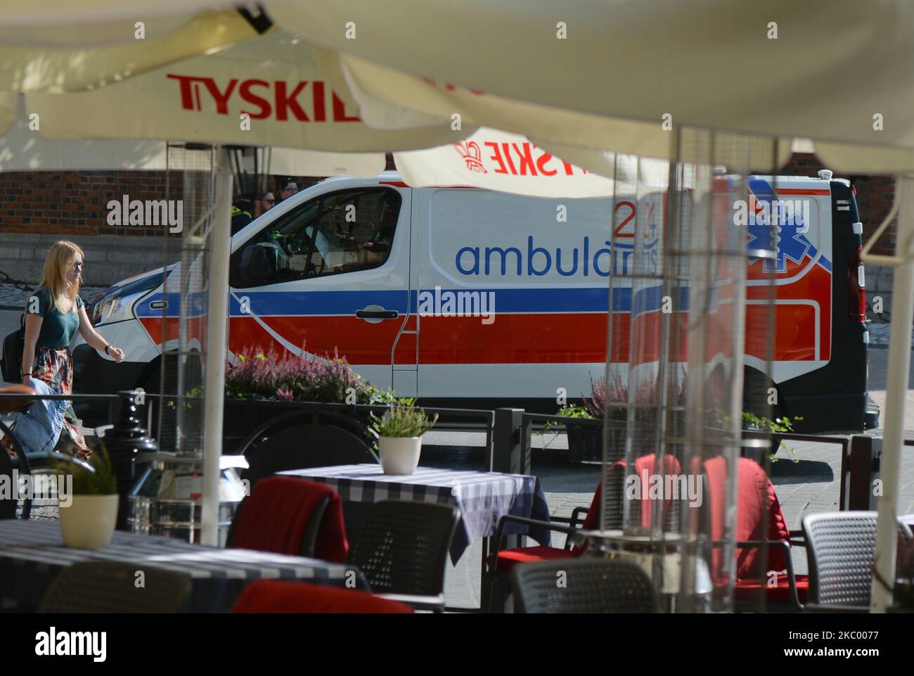 Une ambulance vue sur la place du marché principal de Cracovie. Sur 15 septembre 2020, à Cracovie, en Pologne. (Photo par Artur Widak/NurPhoto) Banque D'Images