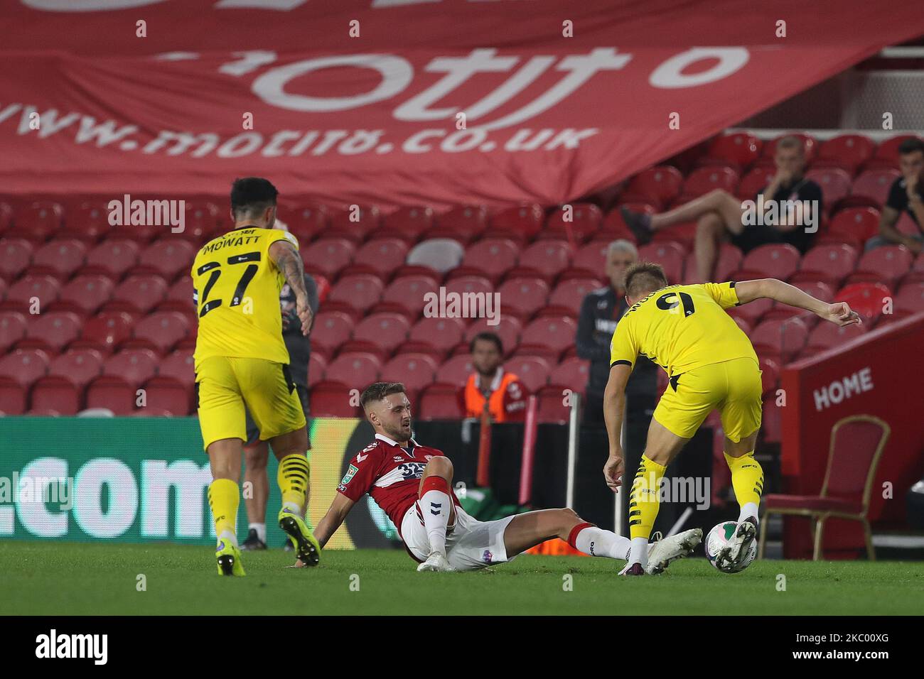 Cauley Woodrow de Barnsley en action avec l'aile Lewis de Middlesbrough pendant le match de la coupe Carabao entre Middlesbrough et Barnsley au stade Riverside, Middlesbrough. (Photo de Mark Fletcher/MI News/NurPhoto) Banque D'Images