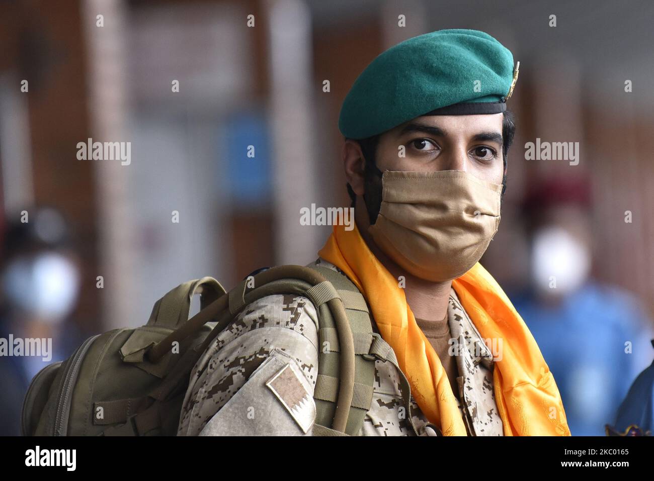 Un portrait de membre de la famille royale, le cheikh Nasser Bin Hamad Al Khalifa comme après arrive à l'aéroport international de Tribhuwan, Katmandou, Népal sur 16 septembre 2020. La Garde royale de Bahreïn arrive au Népal pour apporter une aide de secours à la communauté de sherpa touchée par le coronavirus (COVID-19) et pour monter le mont Lobuche (6 119m) et le mont Manaslu (8 156m) pour acquérir de l'expérience pour l'ascension finale du mont Everest l'année prochaine. (Photo de Narayan Maharajan/NurPhoto) Banque D'Images