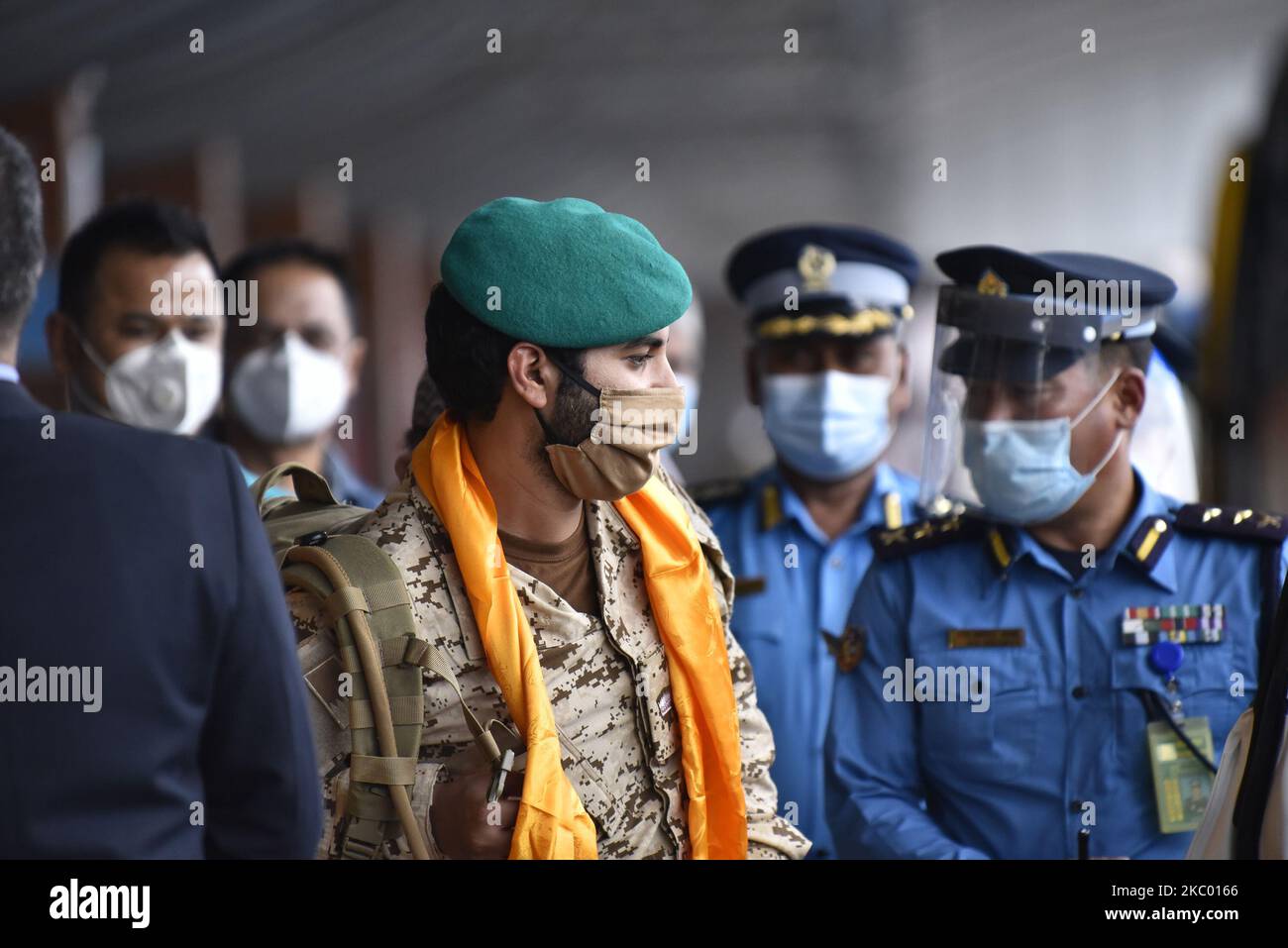 Un membre de la famille royale, le cheikh Nasser Bin Hamad Al Khalifa, ainsi que 18 membres de l'expédition militaire, arrivent à l'aéroport international de Tribhuwan, à Katmandou, au Népal, sur 16 septembre 2020. La Garde royale de Bahreïn arrive au Népal pour apporter une aide de secours à la communauté de sherpa touchée par le coronavirus (COVID-19) et pour monter le mont Lobuche (6 119m) et le mont Manaslu (8 156m) pour acquérir de l'expérience pour l'ascension finale du mont Everest l'année prochaine. (Photo de Narayan Maharajan/NurPhoto) Banque D'Images