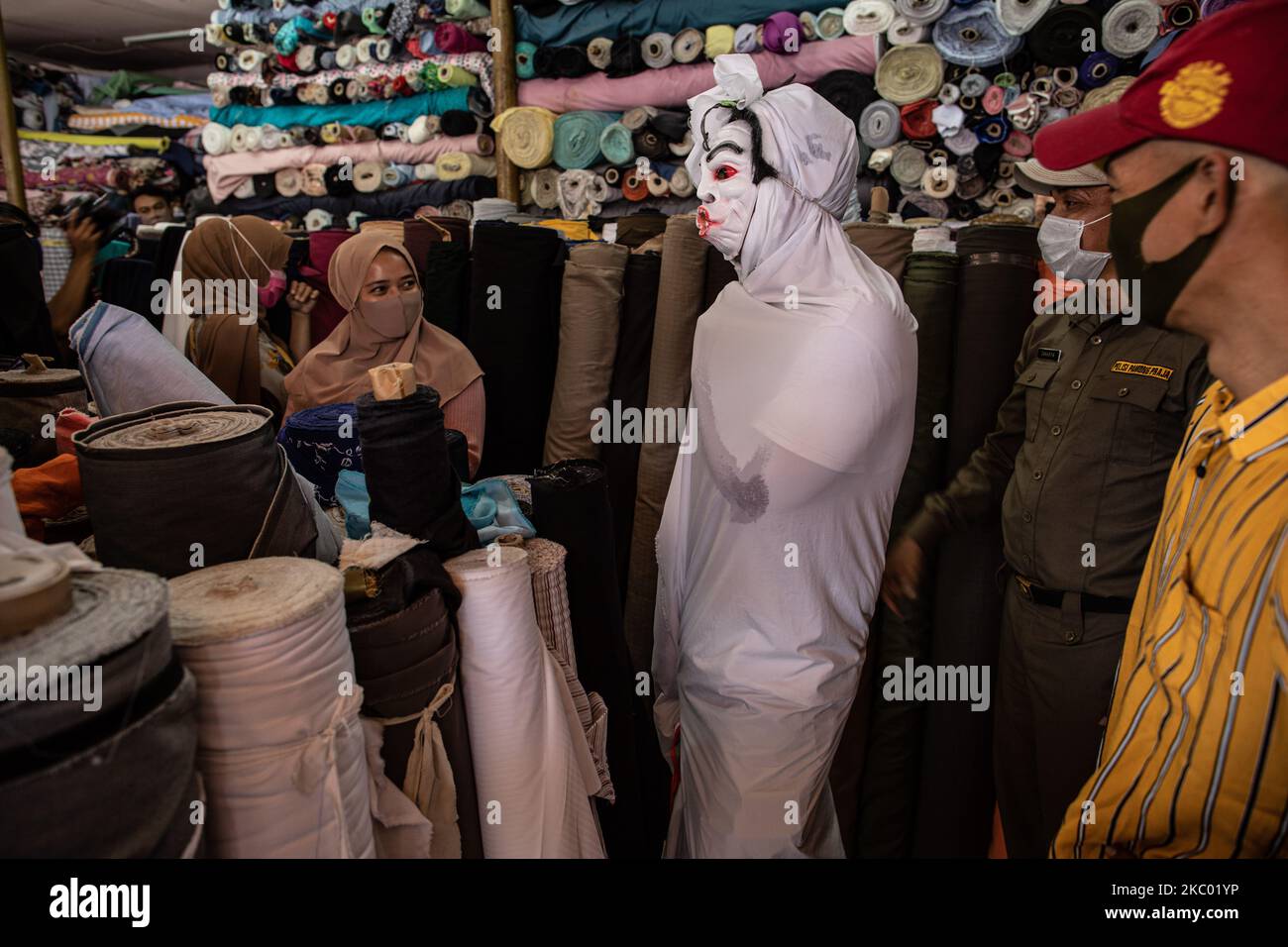 Tangerang District Health Administration effectuer la campagne 'Pocong' avec des gens utilisant des tissus pour les personnes mortes en éduquant les gens au sujet de l'importance d'utiliser le masque, de garder la distance, et de se laver régulièrement. Les Pocong's ont visité le marché de Cipadu, à Tangerang, Banten, Indonésie, le 16 septembre 2020. (Photo par Donal Husni/NurPhoto) Banque D'Images