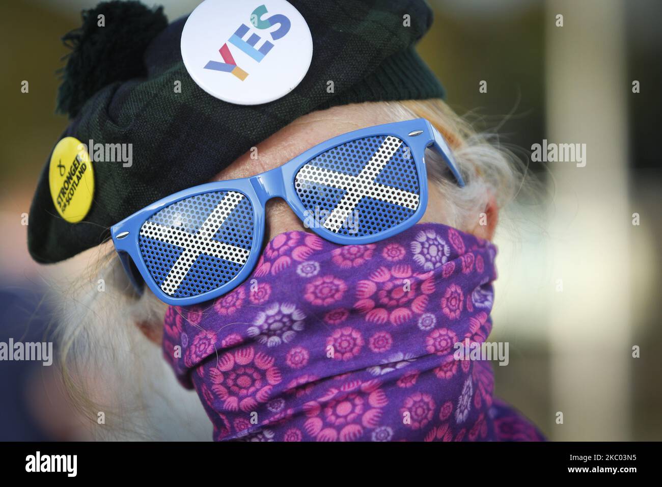 Tous les membres sous une bannière participent à un rallye statique Indy Ref2 devant le siège de la BBC en Écosse sur 17 septembre 2020 à Glasgow, en Écosse. Le lieu du rassemblement a été changé de George Square à Pacific Quay après que BBC Scotland ait pris la décision controversée de réduire la couverture des réunions d'information quotidiennes Covid-19 en Écosse. (Photo par Ewan Bootman/NurPhoto) Banque D'Images