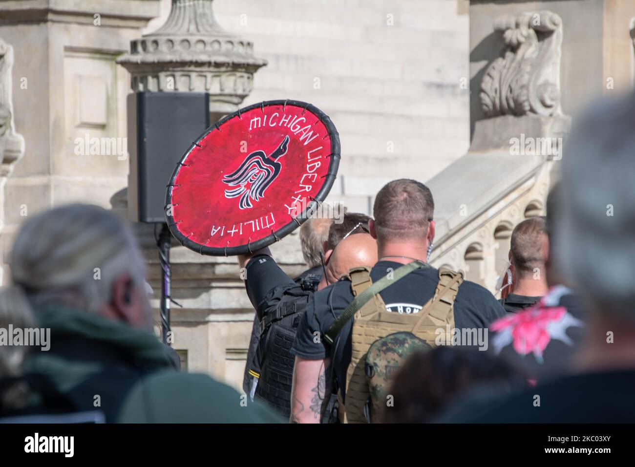 Un membre de la Milice de la liberté du Michigan lève son bouclier lors d'un discours lors du rassemblement annuel du jour de la Constitution - deuxième amendement qui s'est tenu au Capitole de l'État du Michigan à Lansing, Michigan, sur 17 septembre 2020. (Photo par Adam J. Dewey/NurPhoto) Banque D'Images