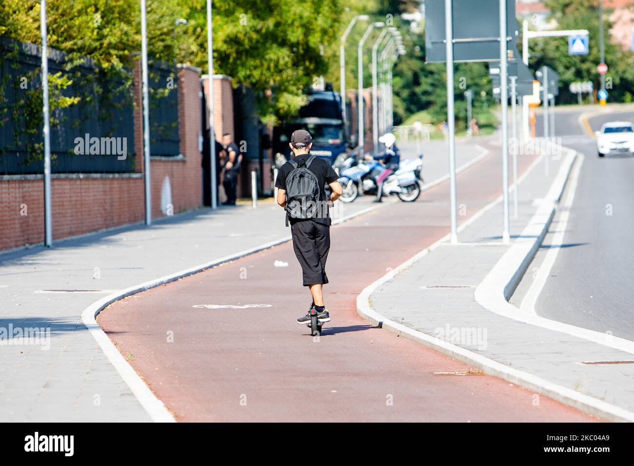 Un garçon sur un scooter court sur une piste cyclable à Milan, en Italie, sur 17 septembre 2020. Les scooters causent une grave urgence, en raison d'un manque de règles et de bon sens ont jusqu'à présent causé 150 accidents en trois mois d'utilisation, et la police a donné plus de 350 amendes aux conducteurs. (Photo par Mairo Cinquetti/NurPhoto) Banque D'Images