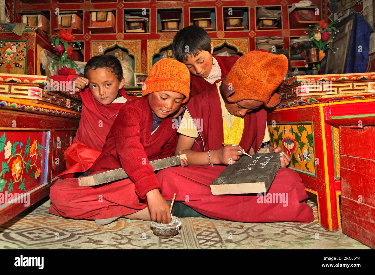 Jeunes moines bouddhistes étudiant dans un monastère à Zanskar, Ladakh, Jammu et Cachemire, Inde