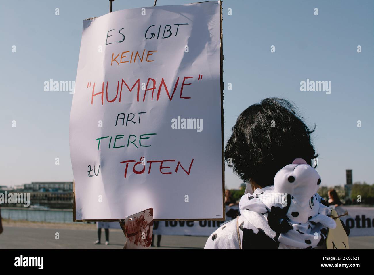 Un écriteau ''il n'y a pas de manière humaine de tuer l'animal'' est vu pendant la marche annuelle des droits des animaux à Cologne, en Allemagne, sur 19 septembre 2020. (Photo de Ying Tang/NurPhoto) Banque D'Images