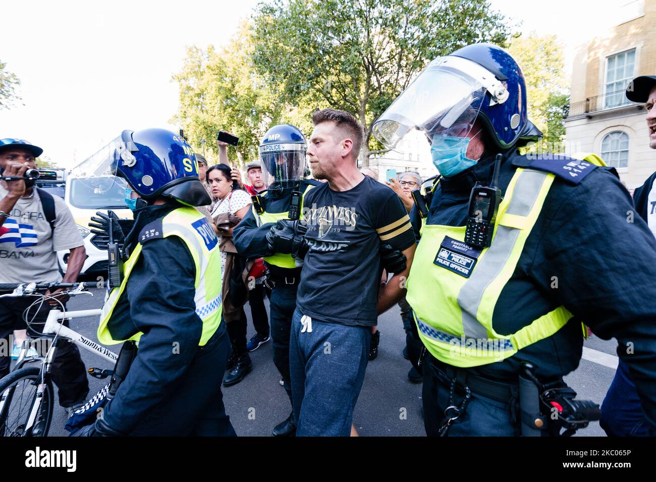 Des manifestants anti-VAX se sont opposés à la police à Trafalgar Square lors d'une manifestation contre les restrictions de verrouillage, le port de masque et la proposition de vaccin à Londres, en Grande-Bretagne, le 19 septembre 2020. (Photo de Maciek Musialek/NurPhoto) Banque D'Images