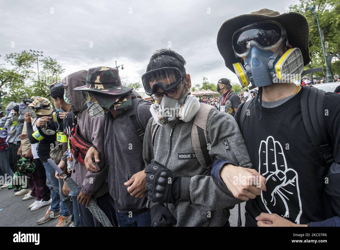 Après un rassemblement massif de protestation antigouvernementale à Bangkok, sur le terrain de Sanam Luang la veille, de nombreux manifestants y sont restés la nuit pour se rendre dans un endroit indéterminé le lendemain. A 8am h 30, le chef de la manifestation Paris ''Penguin'' Chiwarak a annoncé qu'il se serait rendu au complexe voisin de la Cour suprême pour faire parvenir ses demandes écrites aux autorités. Le chef de l'activiste étudiant Panusaya ''Rung'' Sithijirawattanakul, escorté par des militants de première ligne, a marché jusqu'aux lignes de police, puis a personnellement remis le document, après quoi le rassemblement a pris fin, sur 20 septembre 2020. (Photo Adryel Talamante Banque D'Images