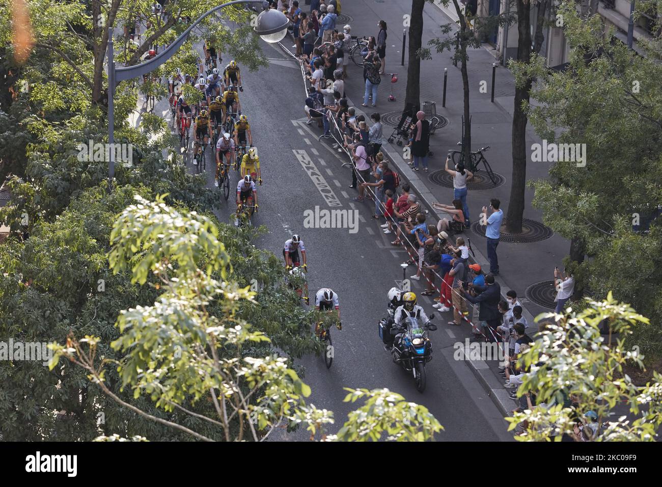 Le pack se déplace sur l'avenue Jean Moulin à Paris lors de la 21st et dernière étape de l'édition 107th de la course cycliste Tour de France, à 122 km entre Mantes-la-Jolie et les champs-Elysées, à Paris, sur 20 septembre 2020. (Photo par Adnan Farzat/NurPhoto) Banque D'Images