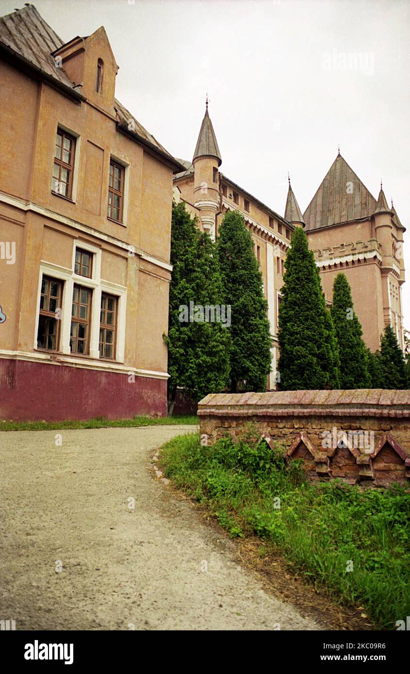 Comté de Hunedoara, Roumanie, environ 2003. Vue extérieure du château Kendeffy datant du 18th siècle à Sântămăria-Orlea. Banque D'Images Comté de Hunedoara, Roumanie, environ 2003. Vue extérieure du château Kendeffy datant du 18th siècle à Sântămăria-Orlea. Banque D'Images