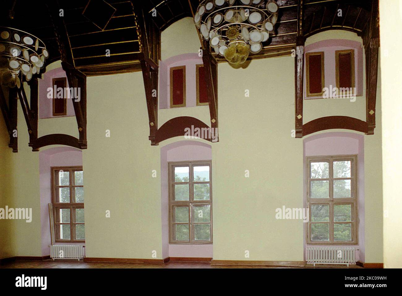 Comté de Hunedoara, Roumanie, environ 2003. Espace intérieur dans le château de Kendeffy datant du 18th siècle à Sântămăria-Orlea. Banque D'Images Comté de Hunedoara, Roumanie, environ 2003. Espace intérieur dans le château de Kendeffy datant du 18th siècle à Sântămăria-Orlea. Banque D'Images