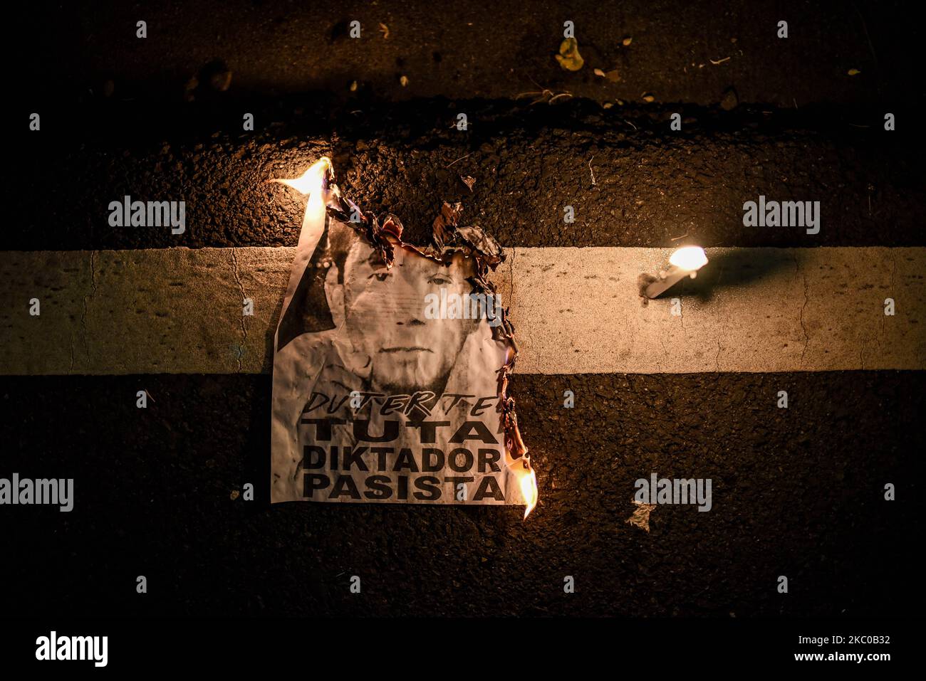 Une image de l'ancien dictateur Ferdinand Marcos et du président philippin Rodrigo Duterte est brûlée lors de l'anniversaire de 48th de la déclaration de la loi martiale aux Philippines, dans la ville de Quezon, aux Philippines, sur 21 septembre 2020.(photo de Lisa Marie David/NurPhoto) Banque D'Images